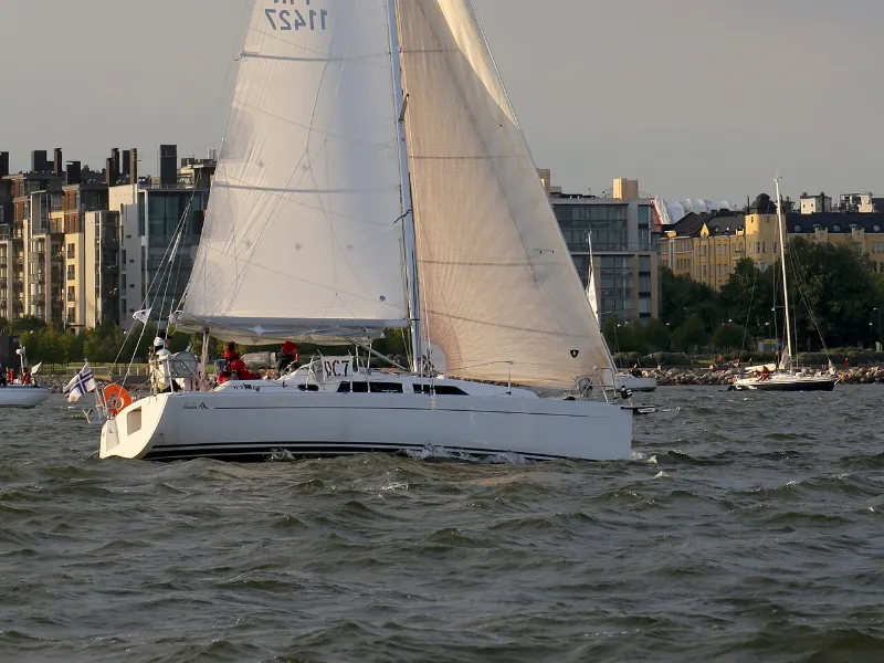 Hanse 325 beim Start der Regatta von Helsinki nach Tallinn 2016